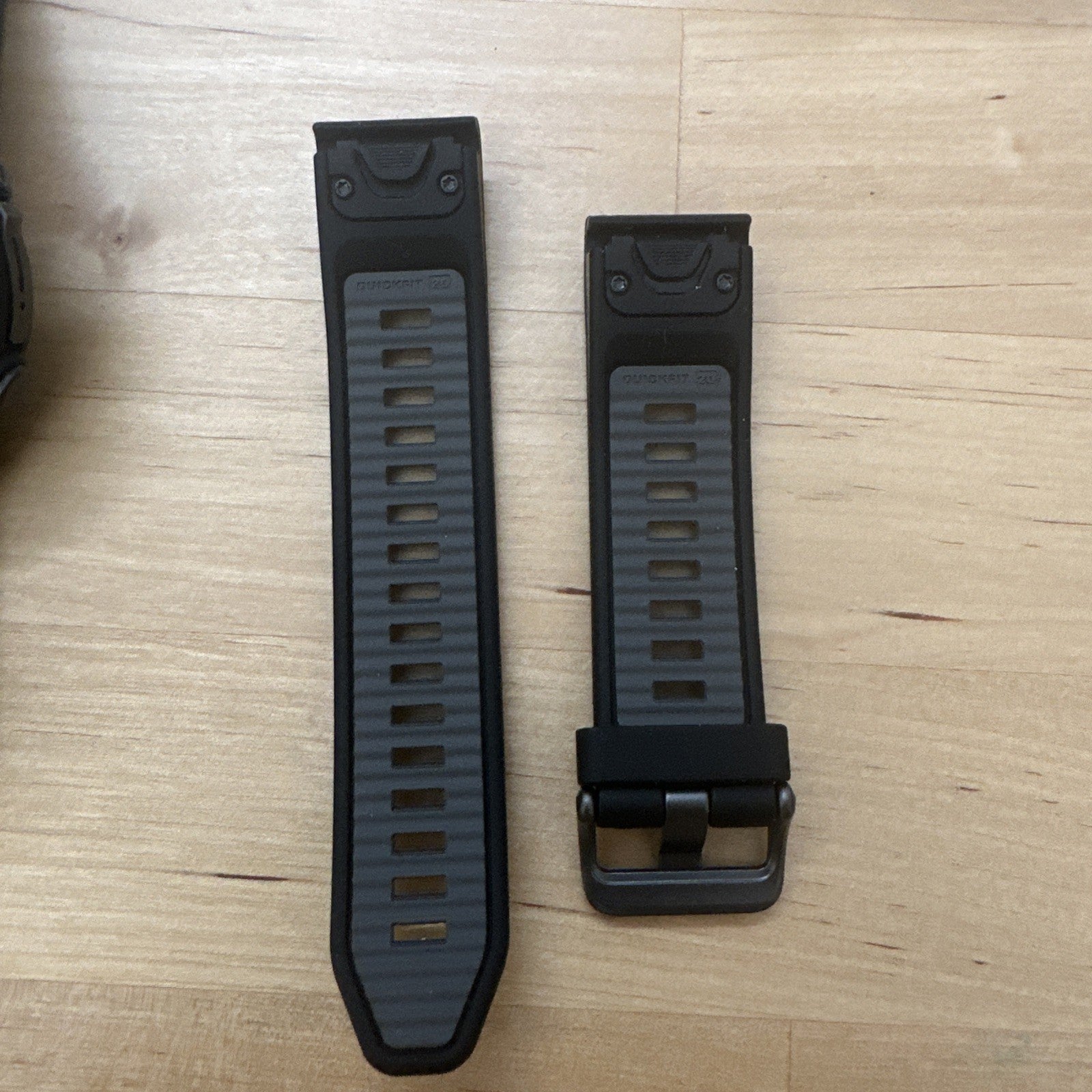 Garmin Fenix 8 AMOLED Sapphire Edition 43mm Grey Carbon Box Case & Watch Straps